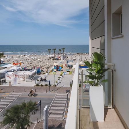 Hotel Augustus- Davanti A Noi C'E Solo Il Mare Misano Adriatico Buitenkant foto