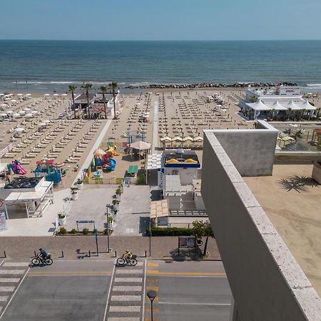 Hotel Augustus- Davanti A Noi C'E Solo Il Mare Misano Adriatico Buitenkant foto