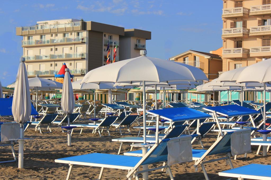 Hotel Augustus- Davanti A Noi C'E Solo Il Mare Misano Adriatico Buitenkant foto