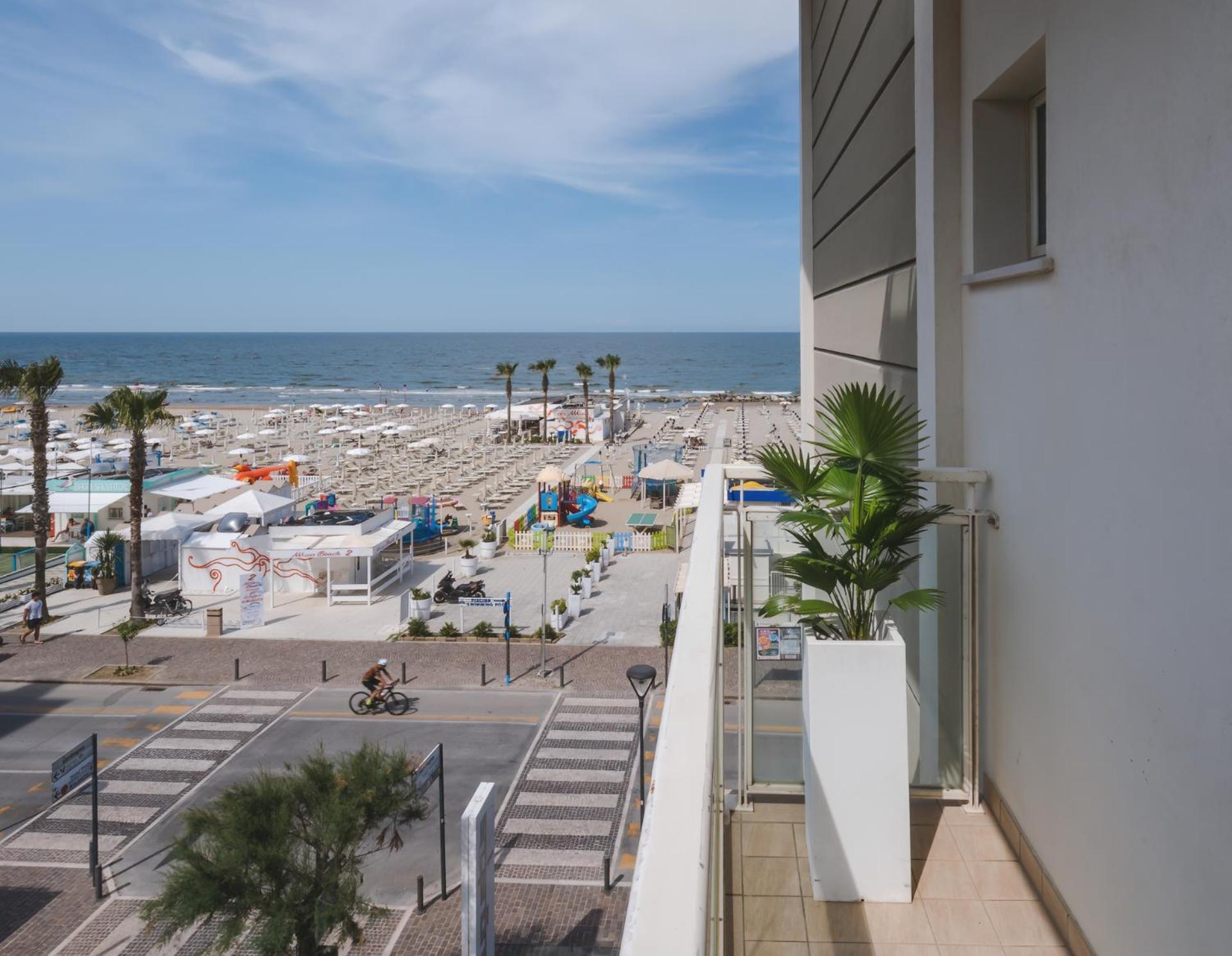 Hotel Augustus- Davanti A Noi C'E Solo Il Mare Misano Adriatico Buitenkant foto