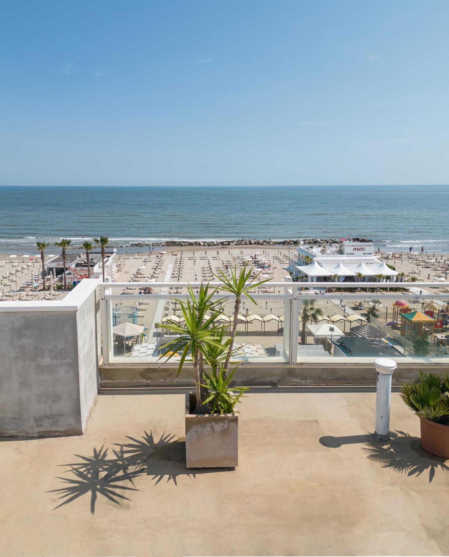 Hotel Augustus- Davanti A Noi C'E Solo Il Mare Misano Adriatico Buitenkant foto