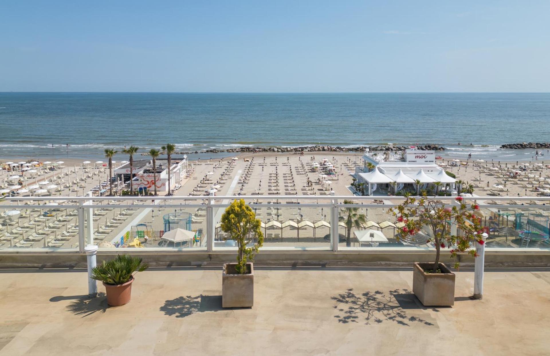 Hotel Augustus- Davanti A Noi C'E Solo Il Mare Misano Adriatico Buitenkant foto