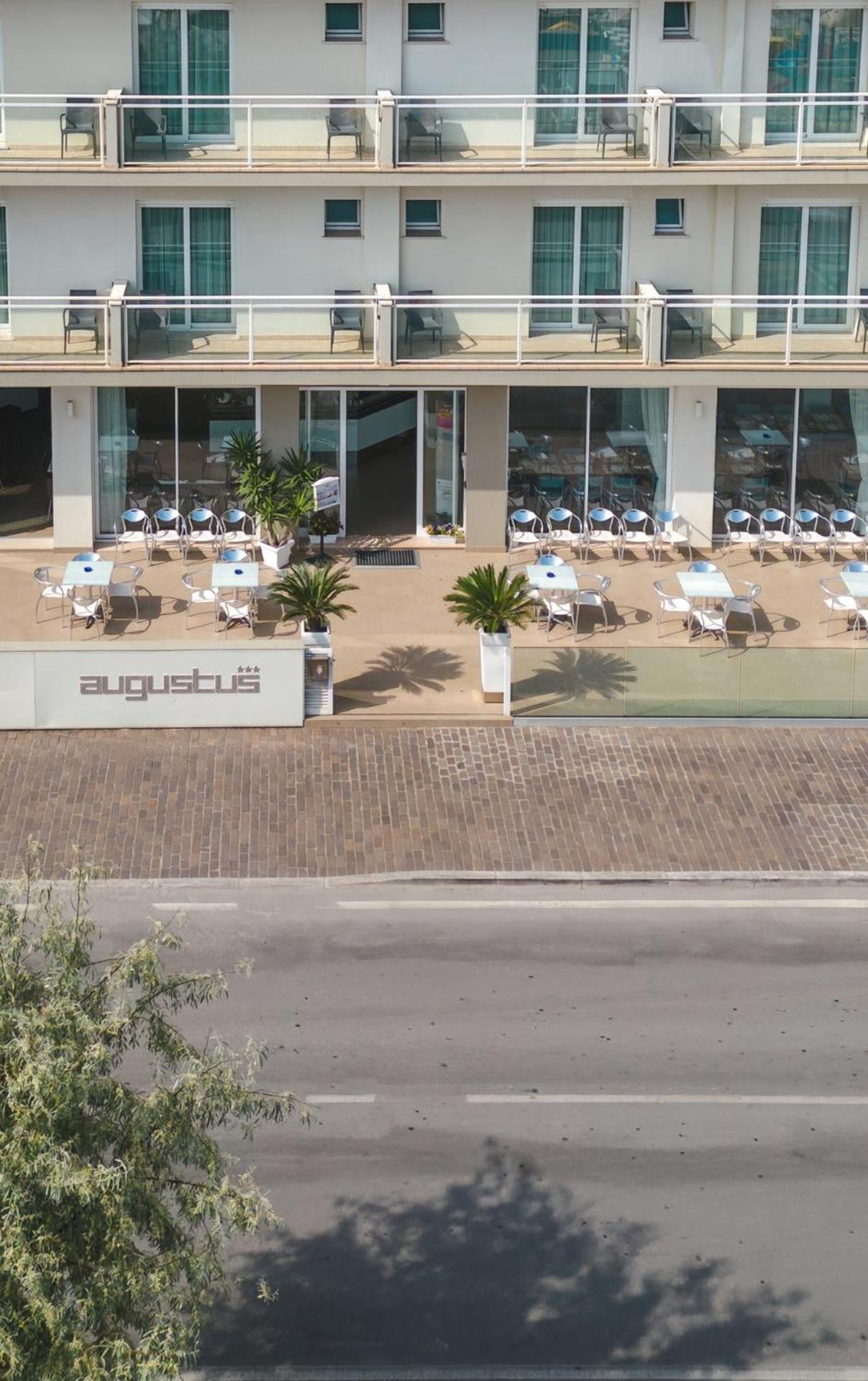 Hotel Augustus- Davanti A Noi C'E Solo Il Mare Misano Adriatico Buitenkant foto