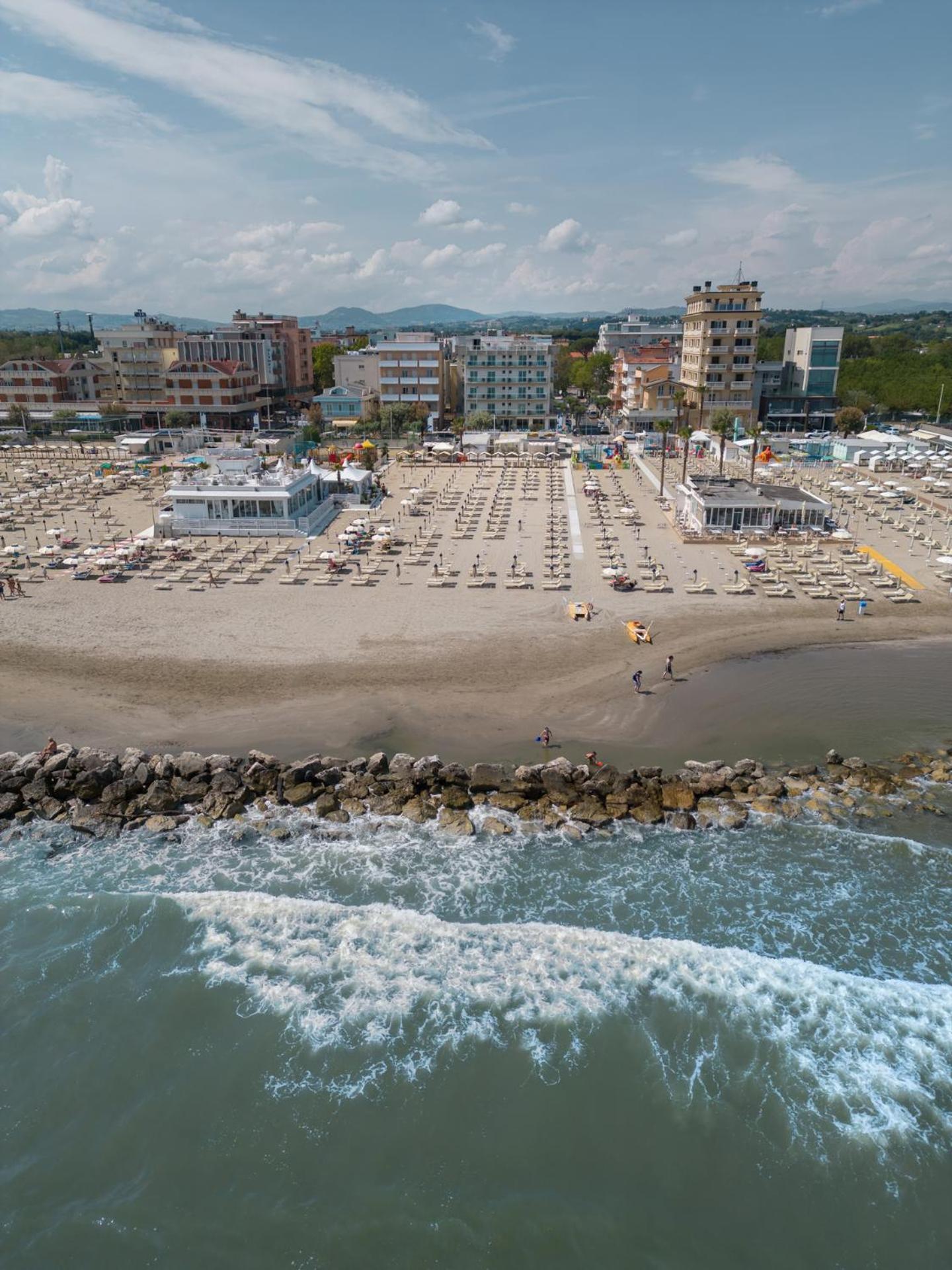 Hotel Augustus- Davanti A Noi C'E Solo Il Mare Misano Adriatico Buitenkant foto