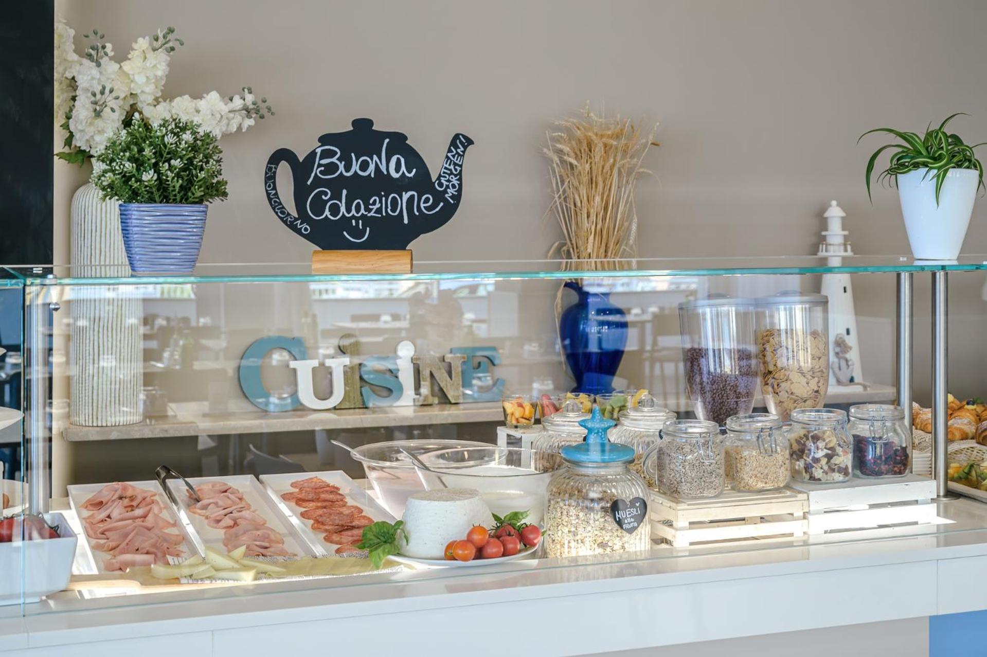 Hotel Augustus- Davanti A Noi C'E Solo Il Mare Misano Adriatico Buitenkant foto