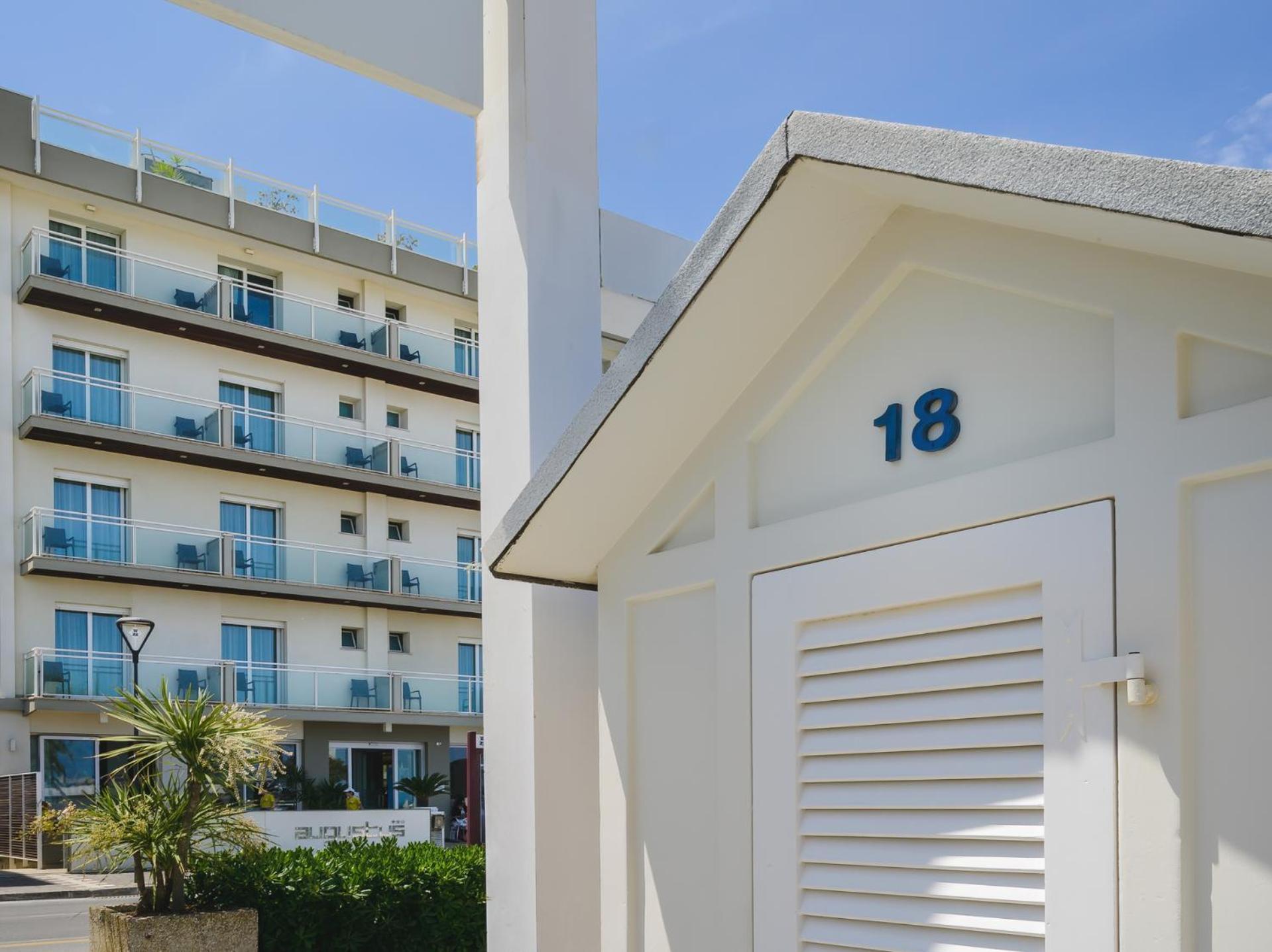 Hotel Augustus- Davanti A Noi C'E Solo Il Mare Misano Adriatico Buitenkant foto