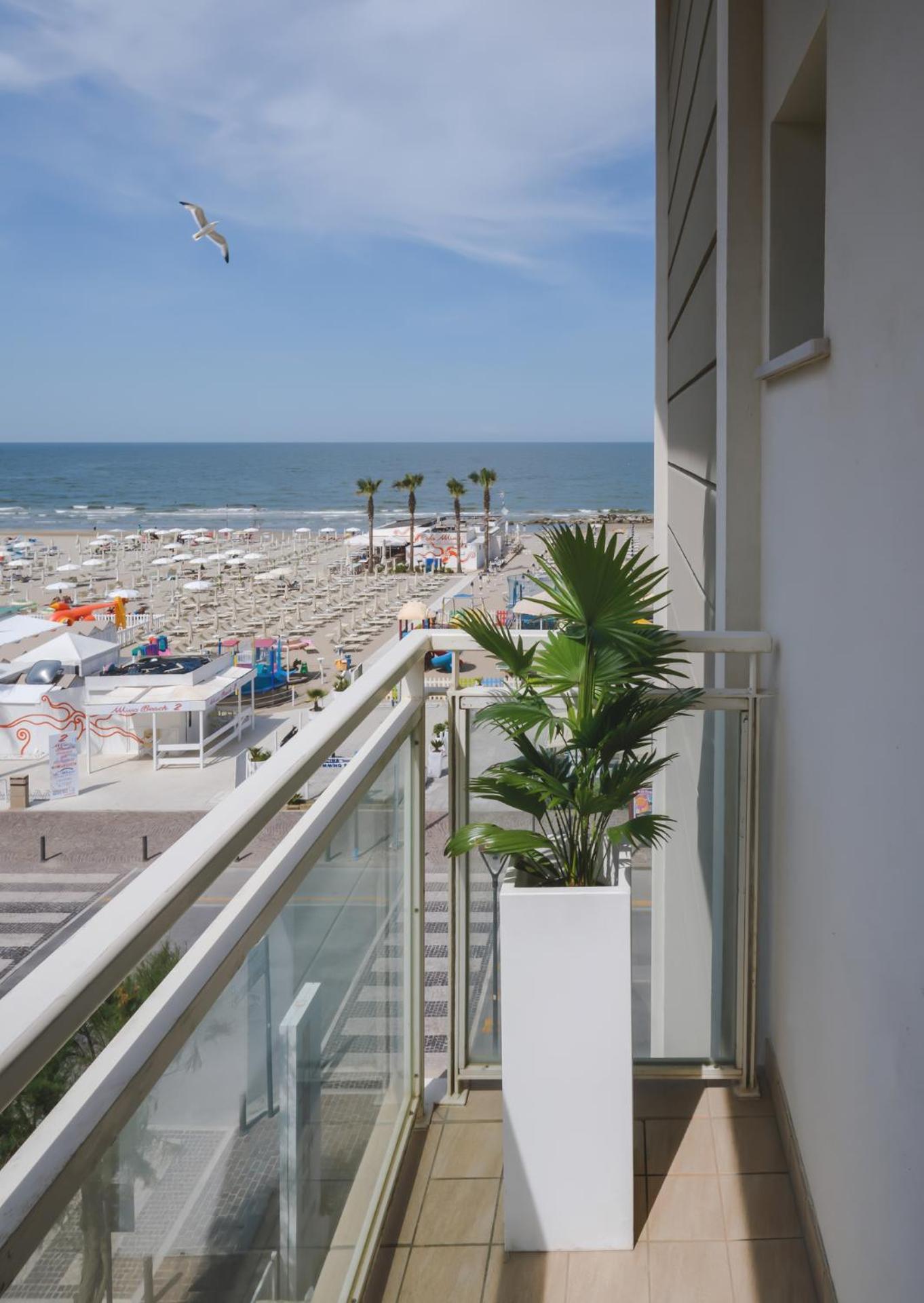 Hotel Augustus- Davanti A Noi C'E Solo Il Mare Misano Adriatico Buitenkant foto