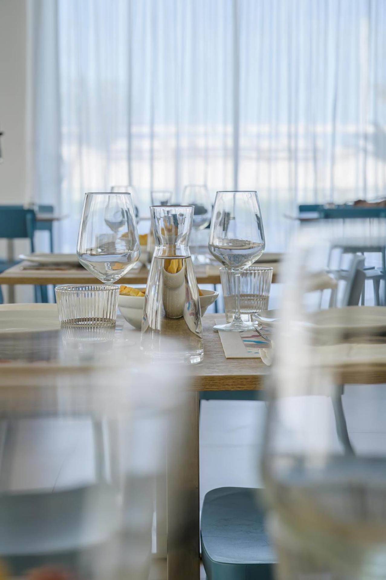 Hotel Augustus- Davanti A Noi C'E Solo Il Mare Misano Adriatico Buitenkant foto