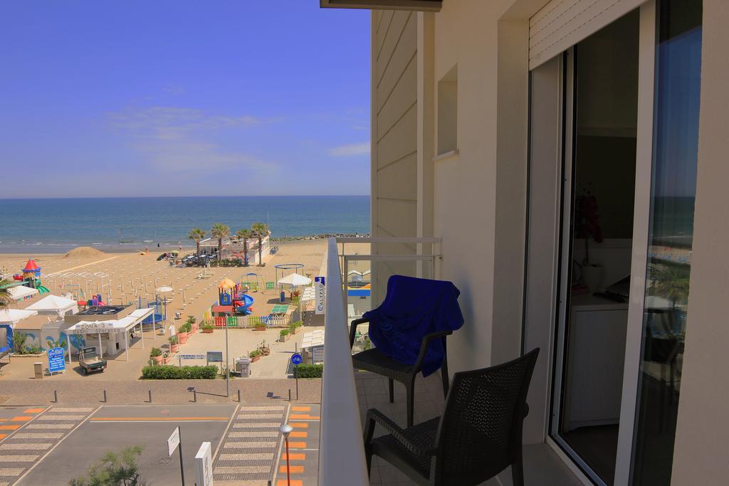 Hotel Augustus- Davanti A Noi C'E Solo Il Mare Misano Adriatico Buitenkant foto